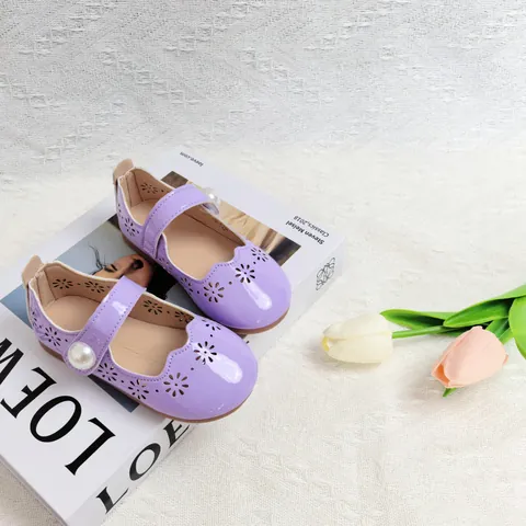 Chaussures Mary Jane Fille Style Princesse Cuir PU Verni Semelle Souple Bouton Künstliche Perle Fleurs Ajourées Bord Ondulé Fête Enfant