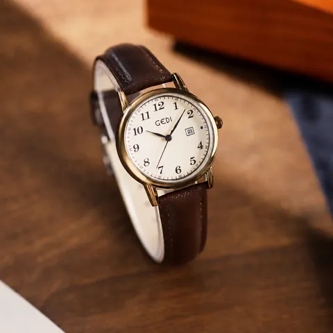 GEDI Montre à Quartz Ronde Style Coréen Vintage Femme Boîtier en Alliage Bracelet en Cuir Fenêtre de Date Résistante à l'Eau