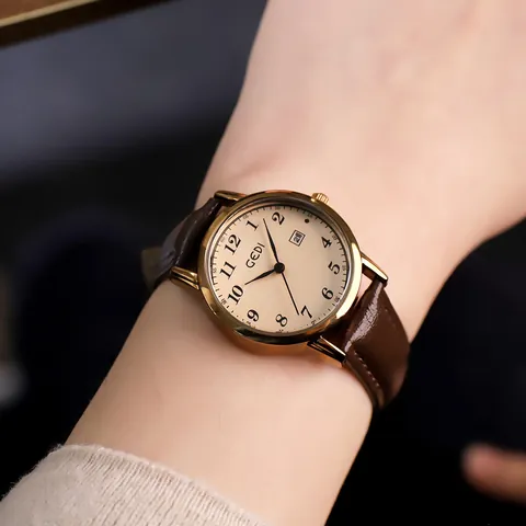 GEDI Montre à Quartz Ronde Style Coréen Vintage Femme Boîtier en Alliage Bracelet en Cuir Fenêtre de Date Résistante à l'Eau