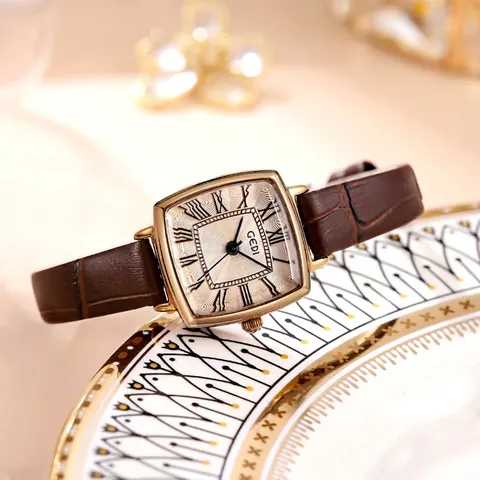 Montre à Quartz Rectangulaire Vintage pour Femme Chiffres Romains Bracelet en Similicuir Étanche Élégante GEDI