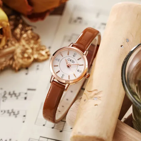Vintage Women Fashion Quartz Watch Rhinestone Small Round Dial Faux Leather Strap Waterproof Elegant Ladies Wristwatch Jewelry