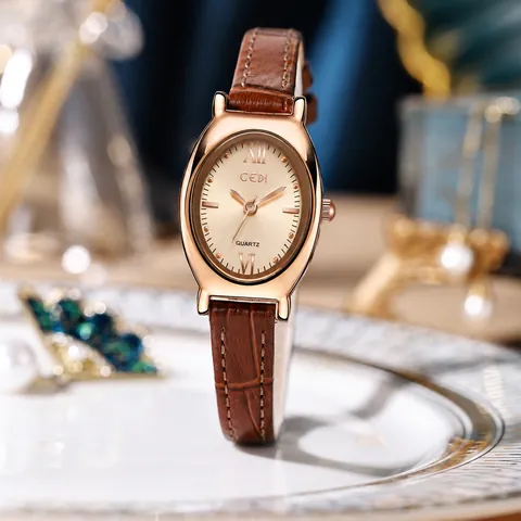 Montre à Quartz Élégante pour Femmes Avec Boîtier Ovale en Alliage Bracelet en Cuir Cadran Solaire Étanche 3ATM Chiffres Romains