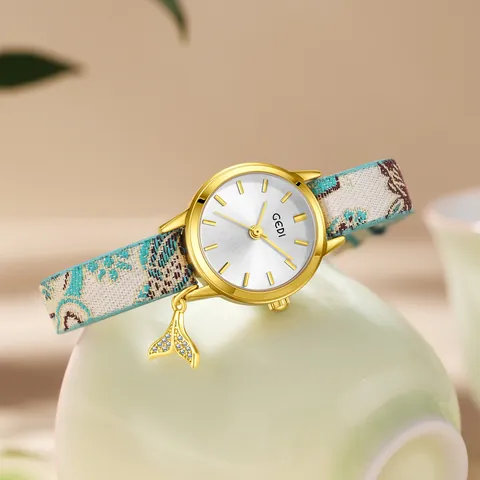 Reloj de Cuarzo de Moda Estilo Chino para Mujer Caja de Aleación Dorada Esfera Redonda Correa de Tela Jacquard Colgante Cola de Pez