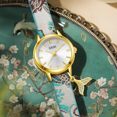 Reloj de Cuarzo de Moda Estilo Chino para Mujer Caja de Aleación Dorada Esfera Redonda Correa de Tela Jacquard Colgante Cola de Pez