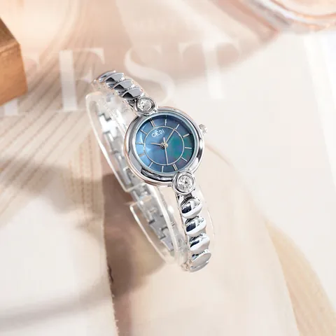 Montre Bijou Élégante pour Femme Avec Cadran en Nacre Accents de Strass Bracelet en Alliage d'Argent Montre à Quartz