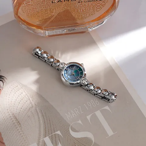 Montre Bijou Élégante pour Femme Avec Cadran en Nacre Accents de Strass Bracelet en Alliage d'Argent Montre à Quartz