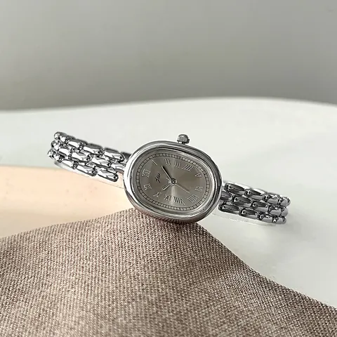 Montre à Quartz Ovale Vintage pour Femmes Élégants Chiffres Romains Bracelet en Alliage de Zinc Montre-Bracelet pour Femme