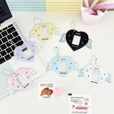 Portafoto a Forma di Cuore con Ali d'Angelo PVC Trasparente Protezione ID Portachiavi Decorazione Borsa Stile Carino per Fan