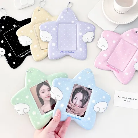 Portatarjetas de Fotos Kawaii Estrella con Alas PVC Funda de Foto Portátil Con Cadena de Bolas de Metal Patrón de Estrellas Protector de Tarjetas Idol Mujer