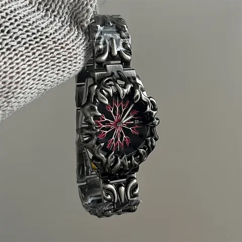 Montre à Quartz Gothique Punk en Alliage de Métal Vieilli avec Relief de Griffe Bracelet en Acier Inoxydable Cadran Œil du Diable