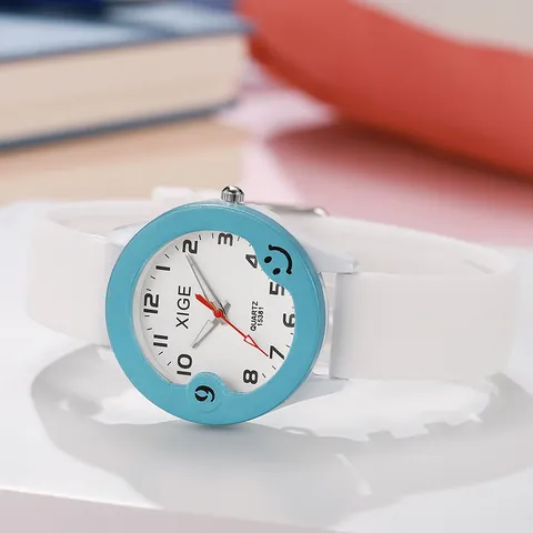 Kinder Wasserdichte Quarzuhr Silikonarmband Legierungsgehäuse Minimalistische Bonbonfarbene Sportarmbanduhr Mit Smiley Für Kinder