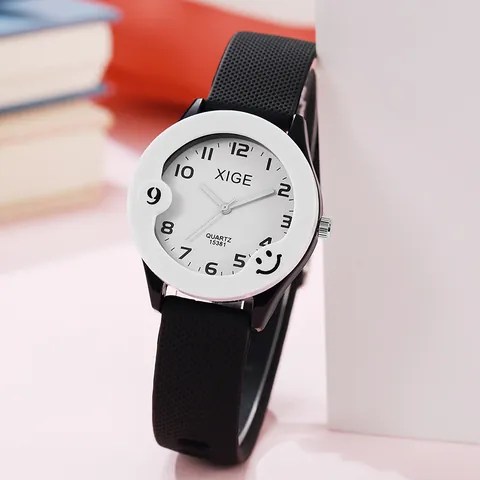 Kinder Wasserdichte Quarzuhr Silikonarmband Legierungsgehäuse Minimalistische Bonbonfarbene Sportarmbanduhr Mit Smiley Für Kinder
