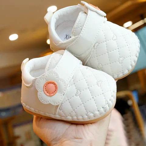 Baby Soft Sole Pre-Walker Shoes Non-Slip Heart Quilted Synthetic Leather Flower Decor Hook Loop Toddler Infant Walking Shoes