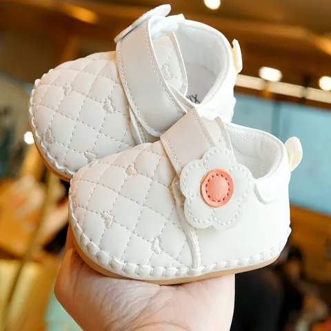 Baby Soft Sole Pre-Walker Shoes Non-Slip Heart Quilted Synthetic Leather Flower Decor Hook Loop Toddler Infant Walking Shoes