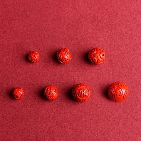 Perle Sfuse Rotonde in Cinabro Rosso Intagliate per Creazione di Gioielli Bracciale Collana DIY Carattere Fu Benedizione Moneta
