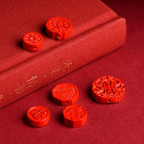 Ciondoli in Cinabro Stile Cinese Rosso Accessori per Gioielli Fai-da-te per Collane Bracciali Bagua Caratteri Portafortuna Intaglio a Rilievo Ciondolo Fatto a Mano