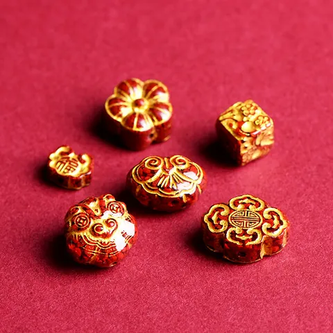 Perline Distanziatrici in Cinabro Rosso Stile Tradizionale Cinese Dorate con Ciondoli Lucchetto della Fortuna Fiori di Prugno per la Creazione di Gioielli