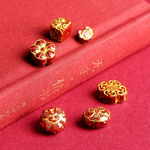 Perline Distanziatrici in Cinabro Rosso Stile Tradizionale Cinese Dorate con Ciondoli Lucchetto della Fortuna Fiori di Prugno per la Creazione di Gioielli