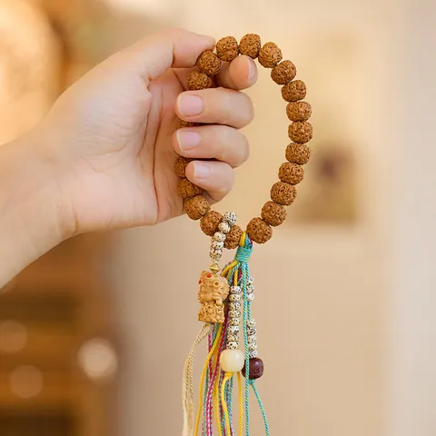 Pulsera de Rudraksha Natural Con Colgante de Tara Tallada y Borla de Satén Multicolor Cuentas de Oración Budistas Joyería Étnica