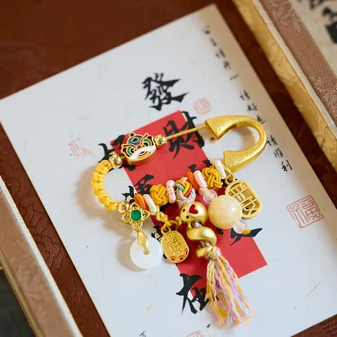 Vintage Chinese Stijl Veiligheidsspeld Brosche Met Emaille Leeuwendans Slang Hanger Kwastje Verguld Koper Gelukssieraden Voor Vrouwen Mannen Cadeau
