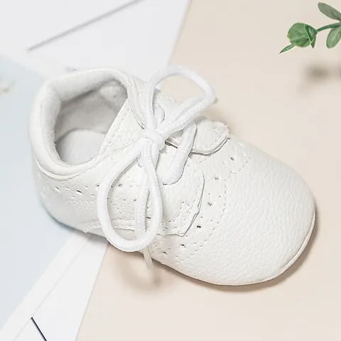 Baby White Faux Leather First Walker Shoes Soft Sole Brogue Perforated Infant Toddler Prewalker Shoes Spring Autumn