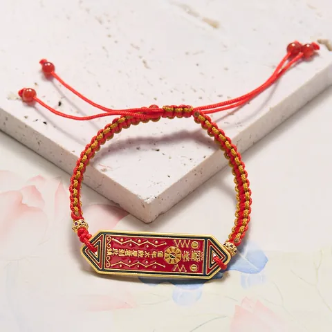 Bracelet Traditionnel Chinois Amulette Tai Sui Tissé à la Main Cordon Rouge Avec Perles d'Agate Rouge Plaque en Alliage Doré Pour Protection