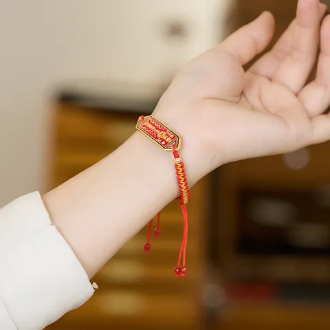 Bracelet Traditionnel Chinois Amulette Tai Sui Tissé à la Main Cordon Rouge Avec Perles d'Agate Rouge Plaque en Alliage Doré Pour Protection
