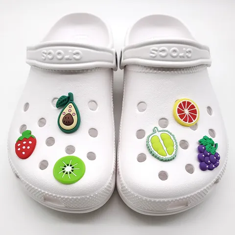 Cartoon Obst Serie Schuh Anhänger Weiche PVC Clog Pins Erdbeere Avocado Kiwi Traube Durian Orange Dekoration Zubehör