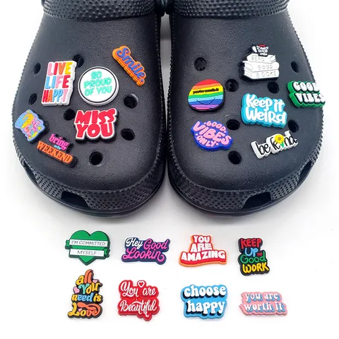 Ciondoli per Scarpe con Frasi Ispiratrici in PVC Colla Morbida Jibbitz Decorazione per Sabot Scarpe da Giardino Accessori DIY Donna Uomo Bambini Regali