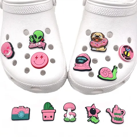 Cartoon PVC Schuhanhänger Für Clogs Sandalen Dekoration Astronaut Alien Pilz Biene Kamera Totenkopf Bulldogge Kaktus Schnecke Blume Für Damen Kinder