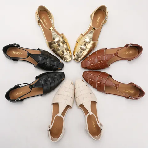 Sandales Plates Tissées Rétro pour Femmes Respirantes Style Romain Cuir PU Bride en T Boucle Ajourées Bout Carré Chaussures Décontractées d'Été