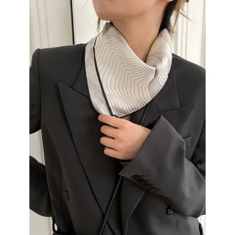Élégant Foulard Carré en Soie Imprimé Géométrique de Luxe pour Femme Écharpe de Cou en Soie à Motif de Vagues Minimaliste Mode
