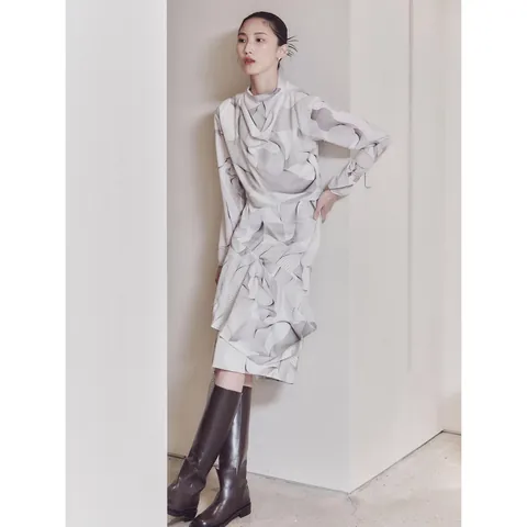 Dames Top Lange Mouwen Gedrapeerde Hals En Asymmetrische Midi Rok Polyester Abstracte Golfprint Minimalistische Outfit