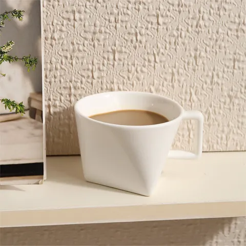 Mug in Ceramica Geometrica Minimalista Moderna Tazza da Caffè a Triangolo Bianca Con Manico Quadrato Resistente al Calore