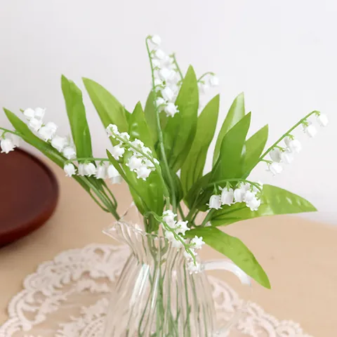 Mazzo di Mughetti Artificiali Fiori a Campanella Bianchi Foglie Verdi in Plastica per Decorazione Tavolo Casa Matrimonio Festa Oggetti di Scena