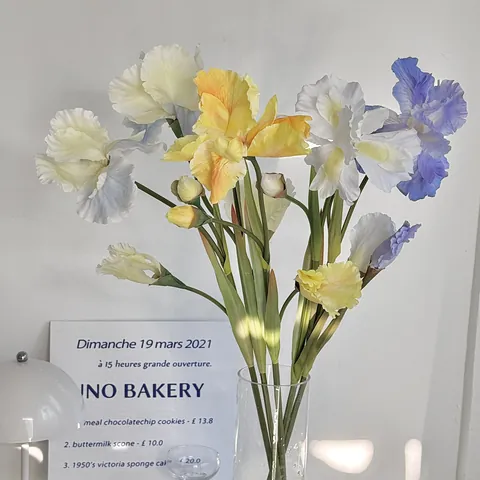 Three Heads Artificial Iris Flowers Satin Fabric Petals Oil Painting Style Faux Irises For Home Hotel Wedding Decor Photography Props
