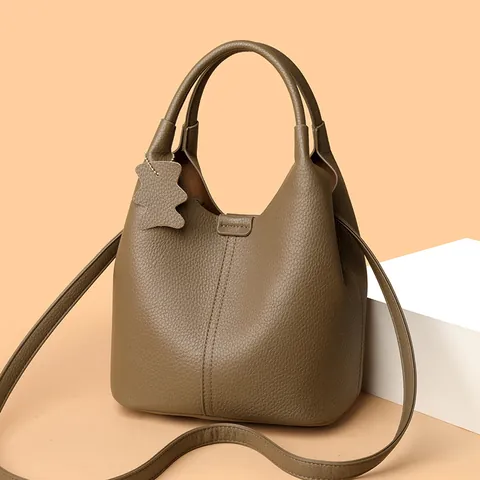 Sac Seau en Cuir Véritable Grainé pour Femmes Style Français Sac à Main Motif Crocodile Avec Pendentif Ours Bandoulière Réglable
