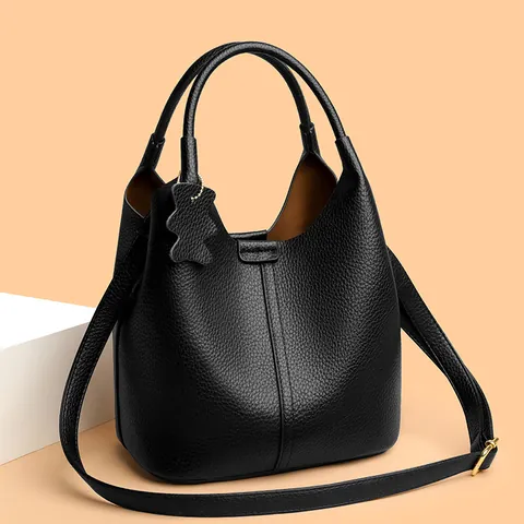 Sac Seau en Cuir Véritable Grainé pour Femmes Style Français Sac à Main Motif Crocodile Avec Pendentif Ours Bandoulière Réglable