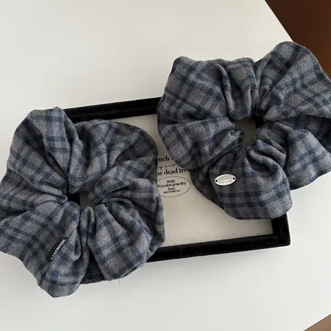 Scrunchie Grande in Lana a Quadretti Vintage Stile Preppy Coreano Elastico per Capelli in Tessuto Con Etichetta Handmade Ciondolo Metallo Donna Accessori Capelli