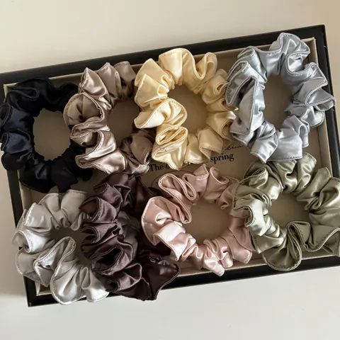 Chouchous Plissés en Satin de Haute Qualité Élastique Bord à Volants Attaches de Cheveux Support de Queue de Cheval Pour Femmes Filles