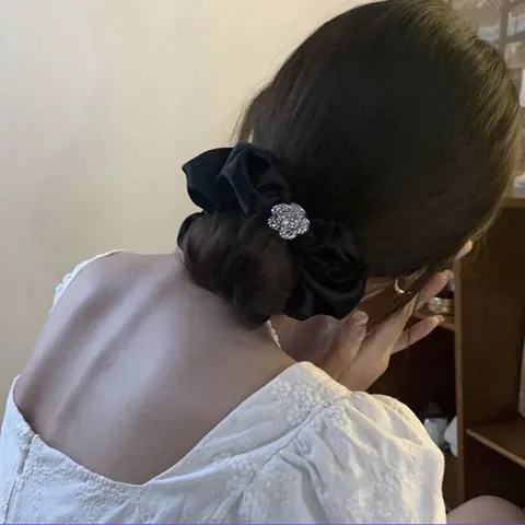 Coletero de Satén con Camelia y Diamantes de Imitación Estilo Francés para Mujer Elegante Negro Banda Elástica Grande para el Pelo
