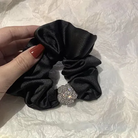 Coletero de Satén con Camelia y Diamantes de Imitación Estilo Francés para Mujer Elegante Negro Banda Elástica Grande para el Pelo