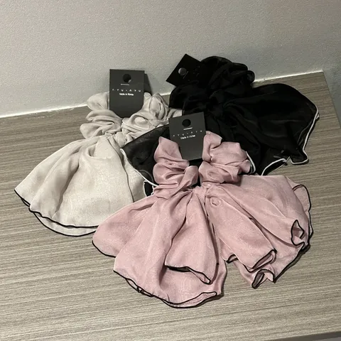 Eleganti Scrunchies in Raso con Fiocco e Nastro Stile Coreano Grandi Elastici per Capelli in Tessuto Chiffon Pieghettato per Donna Gioielli per Capelli