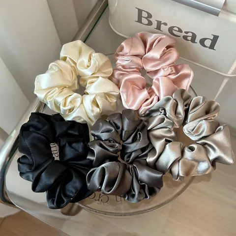 Elegante Glanzende Satijnen Scrunchies Voor Dames Hoge Kwaliteit Geplooide Zijden Gevoel Haarelastiekjes Grote Ruche Paardenstaarthouder