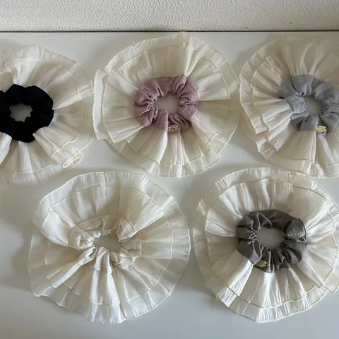 Oversized Double Layer Ruffle Scrunchie Balletcore Large Fabric Hair Tie With Gold Metal Label Elegant Hair Accessories For Women