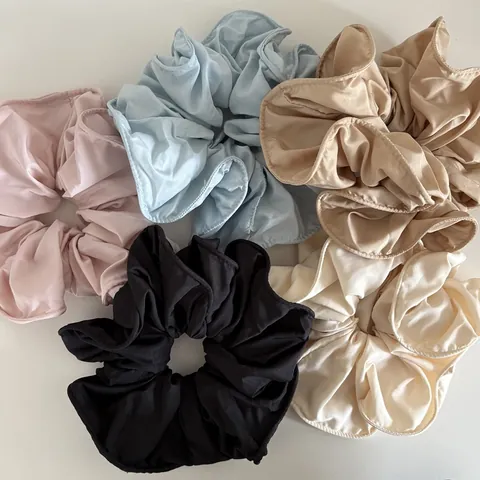 Coleteros de Satén Dulces para Mujer Lazos para el Cabello Plisados con Borde de Volantes Color Sólido Tela Brillante Accesorios