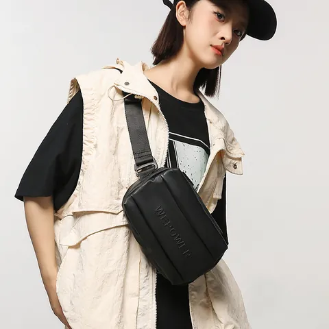 Sac de Poitrine Urbain Fonctionnel pour Homme en Nylon Imperméable Bandoulière Avec Logo Embossé Portage Multiple Outdoor Messenger Bag