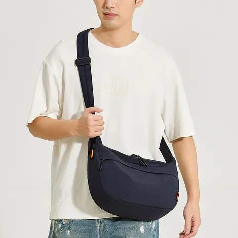 Sac Bandoulière Demi-Lune en Nylon Imperméable Grande Capacité Minimaliste Large Sangle Réglable Sac Messager Sling Unisexe