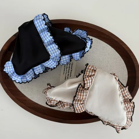Pinza per Capelli Triangolo Grande da Donna a Quadri con Volant Bordo Arricciato in Tessuto Stile Academy Accessori Capelli