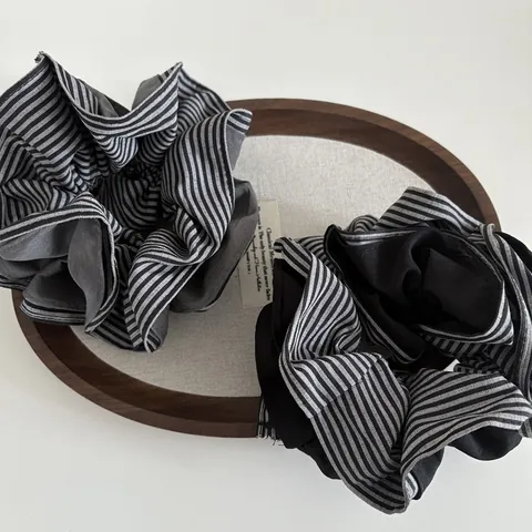 Koreanische Oversize Gestreifte Stoff Haargummi Kontrastfarbe Schwarz Grau Große Haargummi Für Damen Minimalistische Haarschmuck